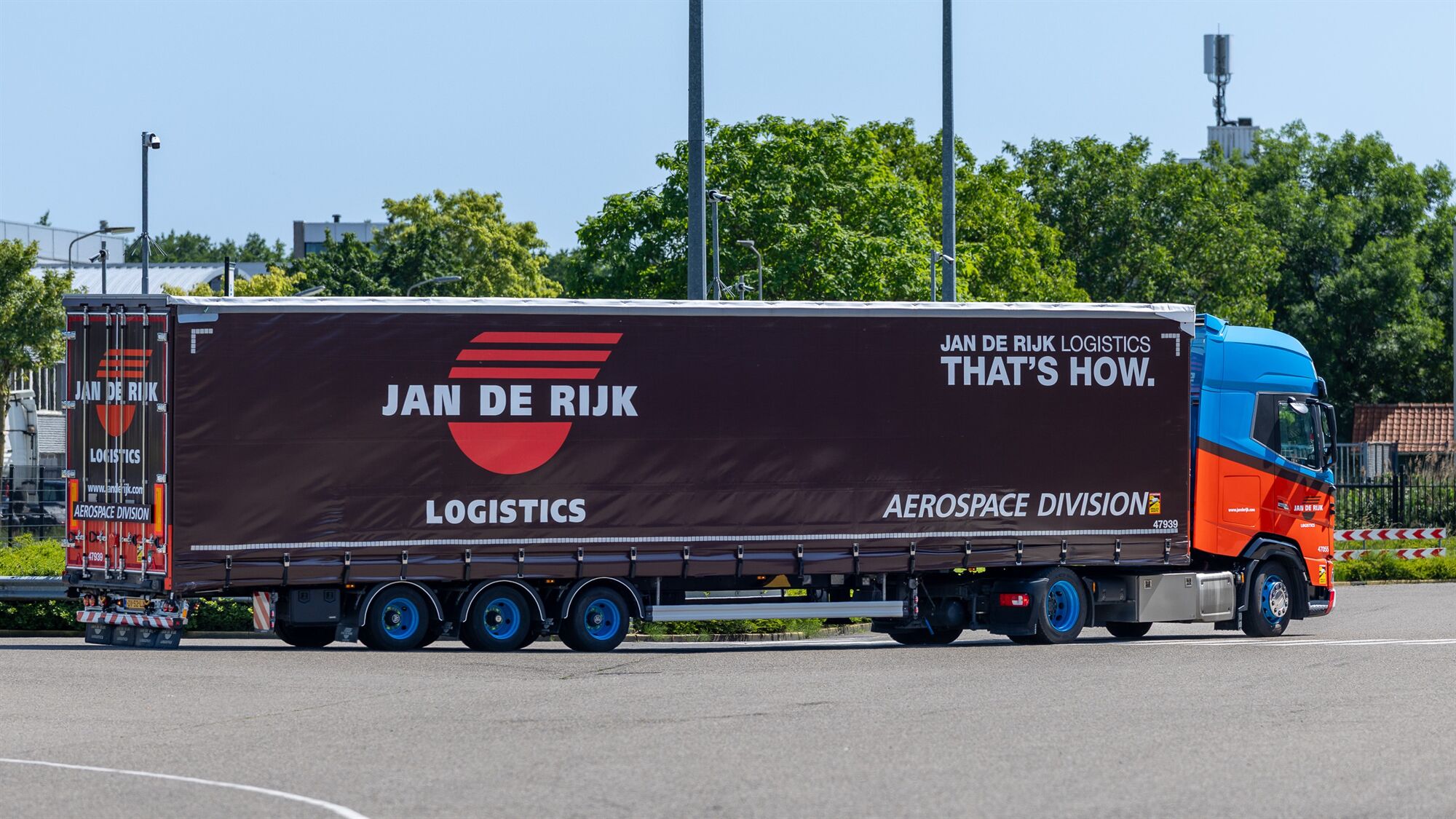 HOW DO YOU KEEP AEROSPACE PARTS MOVING WHEN EVERYTHING HAS TO ALIGN?
