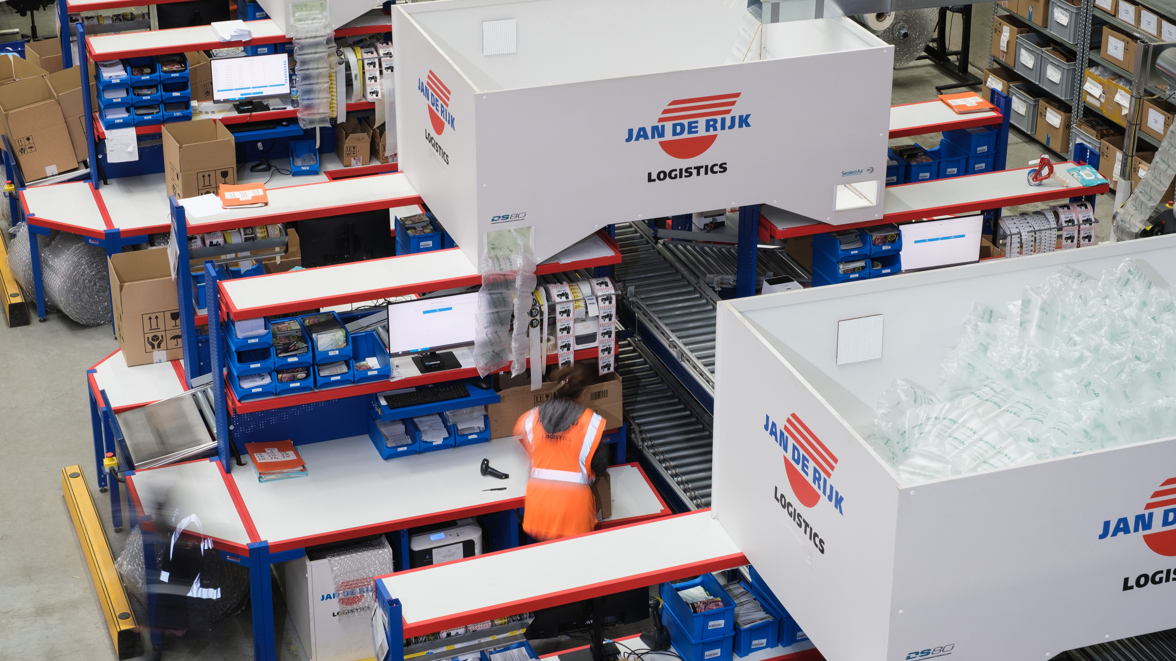 HOW DO YOU GET FAST ANSWERS IN A COMPLEX LOGISTICS OPERATION?